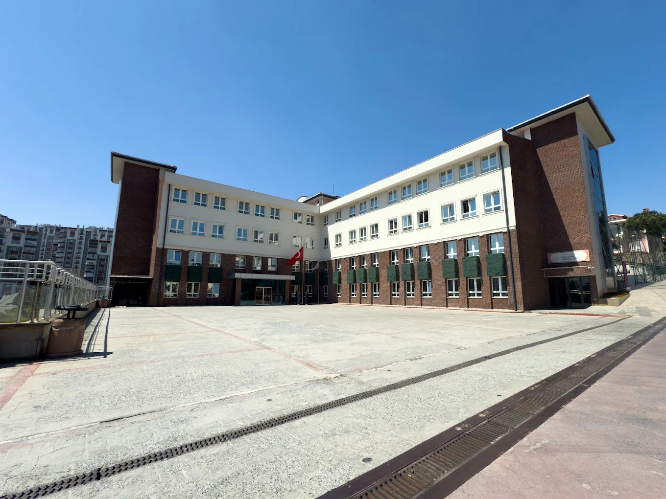 Bahçeşehir Çınar Koleji Kapak